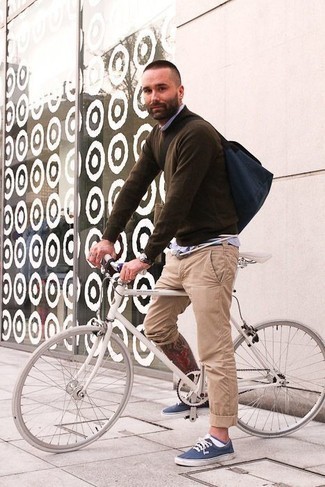 С чем носить синюю сумку почтальона