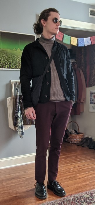 С чем носить синюю сумку почтальона