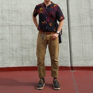 С чем носить синюю сумку почтальона