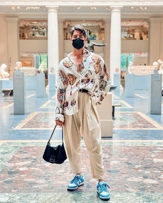 С чем носить синюю сумку почтальона