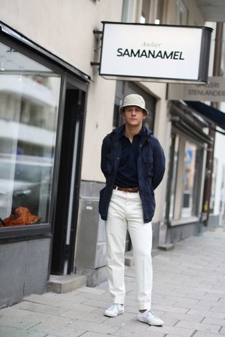 С чем носить синюю куртку в стиле милитари мужчине