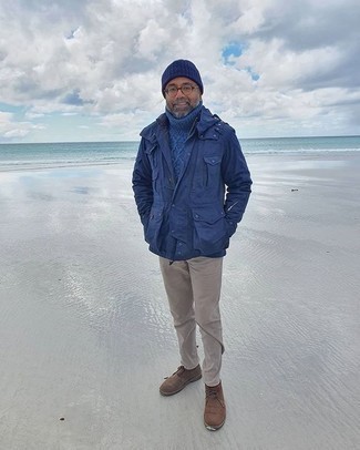 С чем носить синюю куртку в стиле милитари мужчине