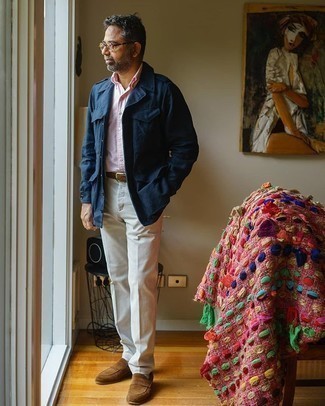 С чем носить синюю куртку в стиле милитари мужчине