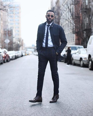 С чем носить синюю куртку в стиле милитари мужчине