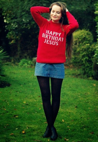 Какие свитера с круглым вырезом носить с синей мини-юбкой