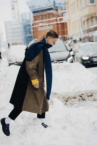 Какие брюки чинос носить с синими монками