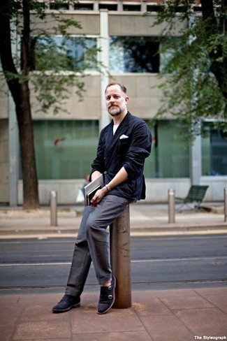 Какие классические брюки носить с синими монками