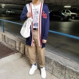 Какие брюки чинос носить с синим открытым кардиганом