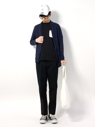 Какие брюки чинос носить с синим открытым кардиганом