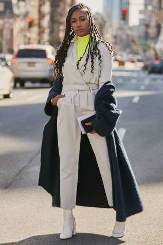 С чем носить синюю верхнюю одежду женщине