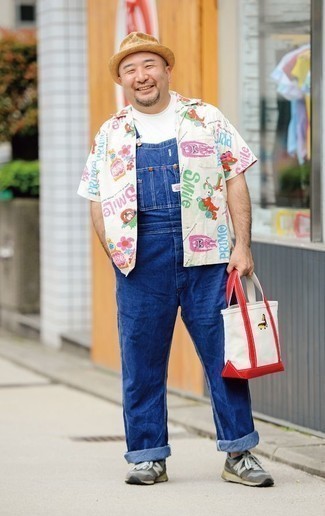 Какие кроссовки носить с синими комбинезоном мужчине