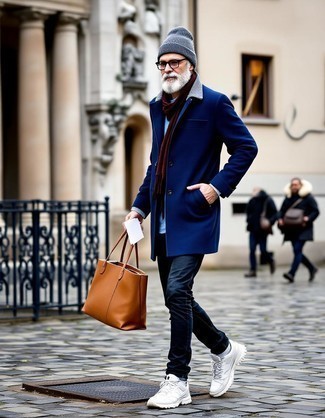 Какие кроссовки носить с синим длинным пальто