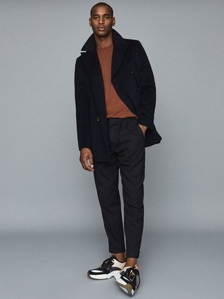 Какие кроссовки носить с синим длинным пальто