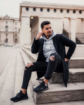 Какие кроссовки носить с синим длинным пальто