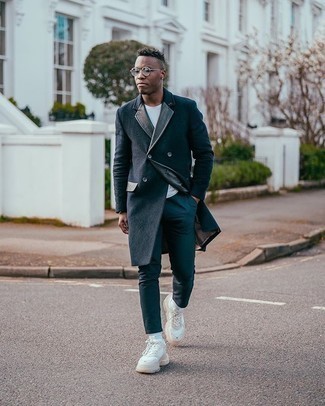 Какие кроссовки носить с синим длинным пальто