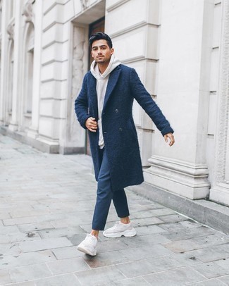 Какие кроссовки носить с синим длинным пальто
