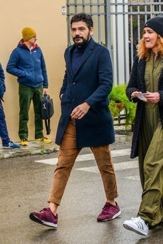 Какие кроссовки носить с синим длинным пальто