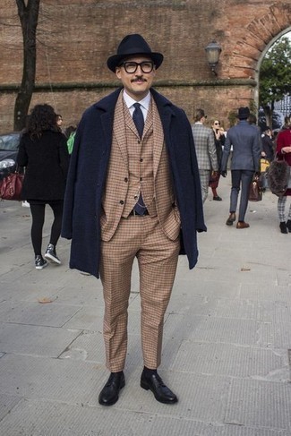 Как носить синее длинное пальто с бежевым костюмом