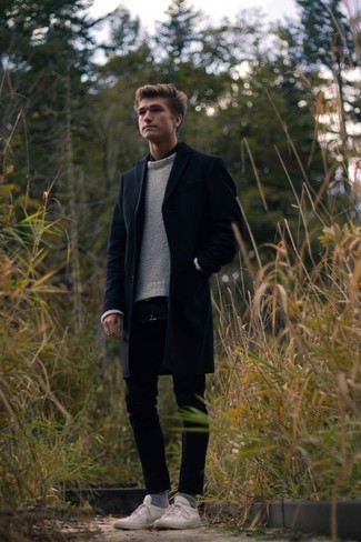 Как носить синее длинное пальто с черными джинсами