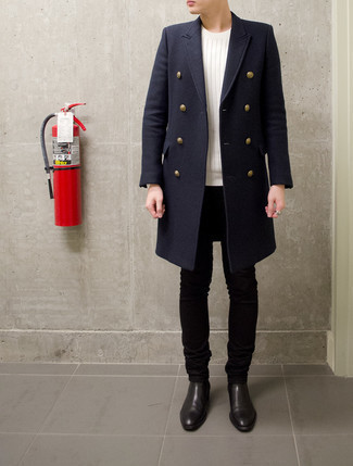 Как носить синее длинное пальто с черными джинсами