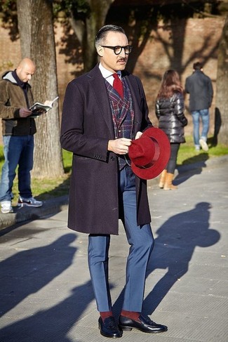 Как носить синее длинное пальто с черными кожаными лоферами