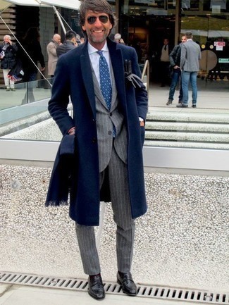 Как носить синее длинное пальто с черными кожаными лоферами