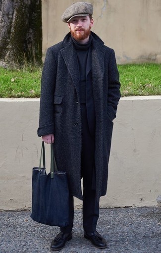 Как носить синее длинное пальто с черными кожаными лоферами