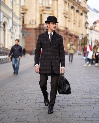 Как носить синее длинное пальто с черными кожаными лоферами