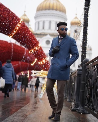 Как носить синее длинное пальто с черными кожаными лоферами