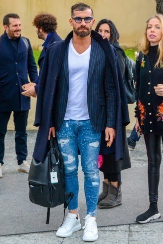 Как носить синее длинное пальто с синими рваными джинсами