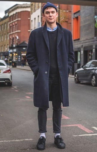 Как носить синее длинное пальто с темно-серыми джинсами
