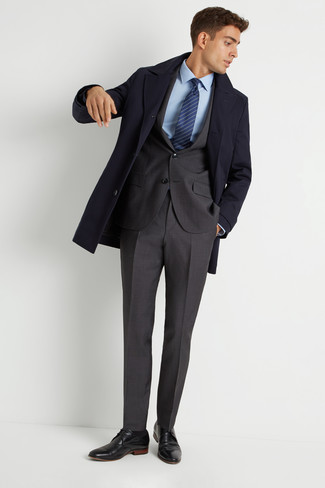 Как носить синее длинное пальто с темно-серым костюмом