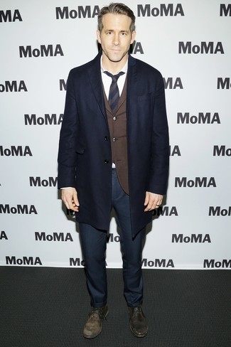 Какие ботинки дезерты носить с синим длинным пальто