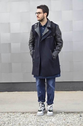 Какие высокие кеды носить с синим длинным пальто