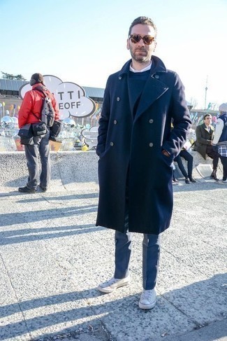 Какие высокие кеды носить с синим длинным пальто