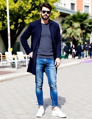 Какие джинсы носить с синим длинным пальто