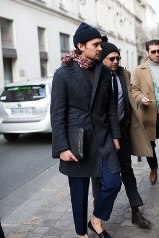 Какие лоферы носить с синим длинным пальто