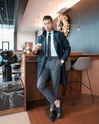 Какие лоферы носить с синим длинным пальто