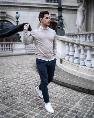 Какие низкие кеды носить с синим длинным пальто