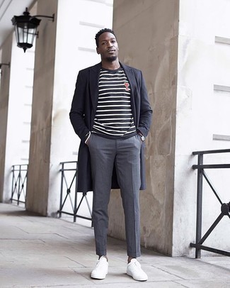 Какие низкие кеды носить с синим длинным пальто