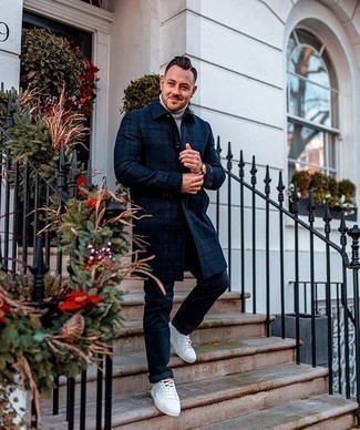 Какие низкие кеды носить с синим длинным пальто