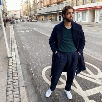 Какие низкие кеды носить с синим длинным пальто