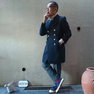 Какие низкие кеды носить с синим длинным пальто