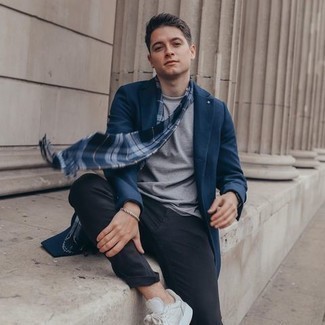 Какие низкие кеды носить с синим длинным пальто