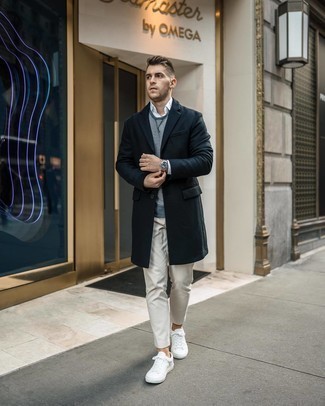 Какие низкие кеды носить с синим длинным пальто