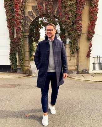 Какие низкие кеды носить с синим длинным пальто