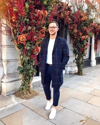 Какие низкие кеды носить с синим длинным пальто