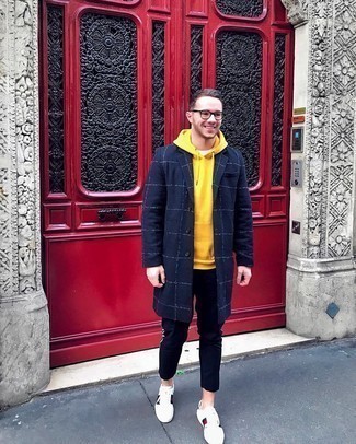 Какие низкие кеды носить с синим длинным пальто