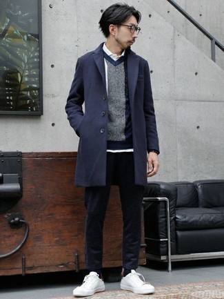 Какие низкие кеды носить с синим длинным пальто