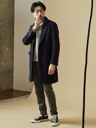 Какие низкие кеды носить с синим длинным пальто